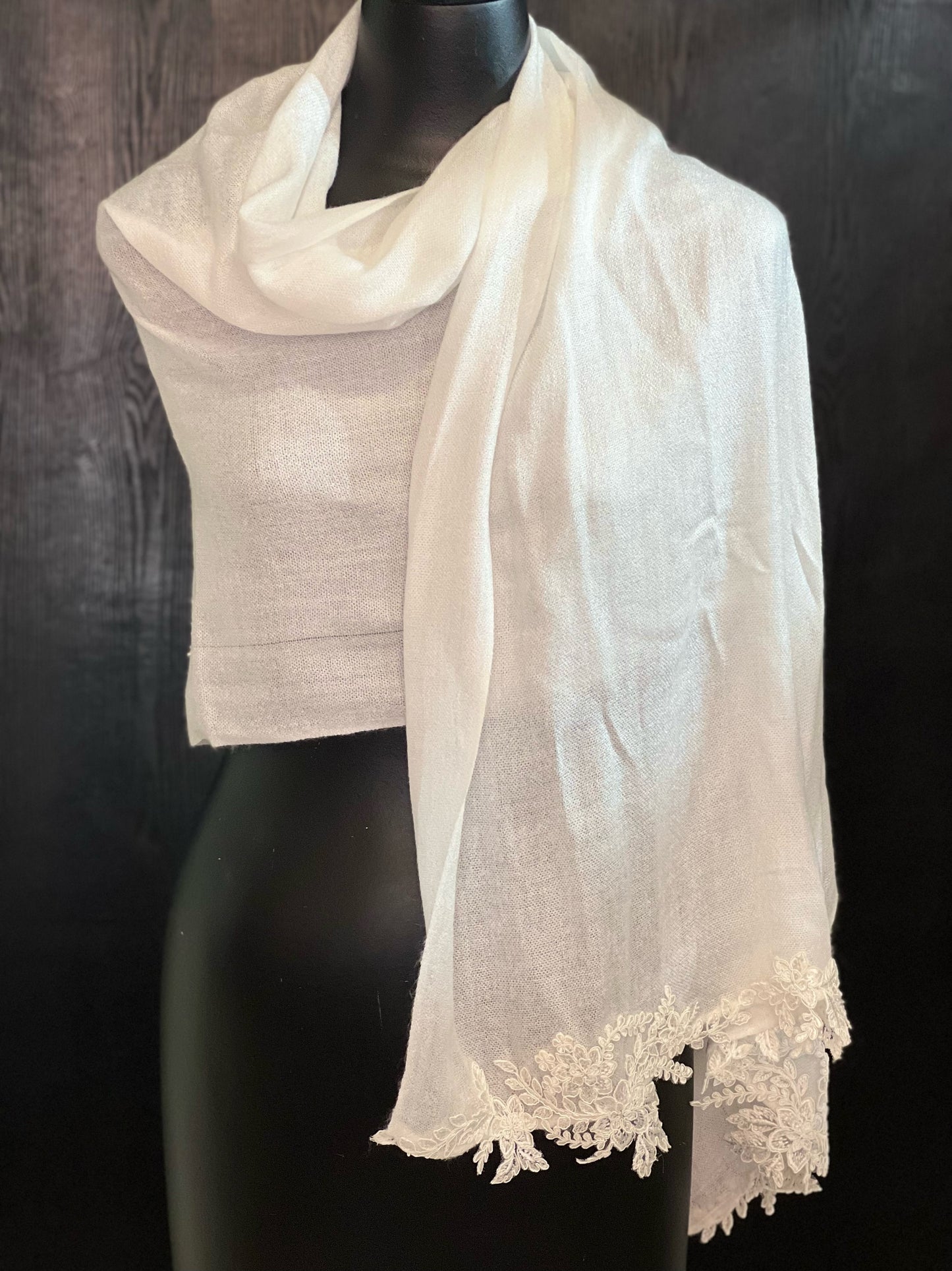 Pashmina with motive lace trim