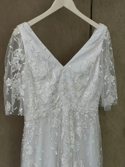 Code 2018: White full lace with short sleeves, Size 14