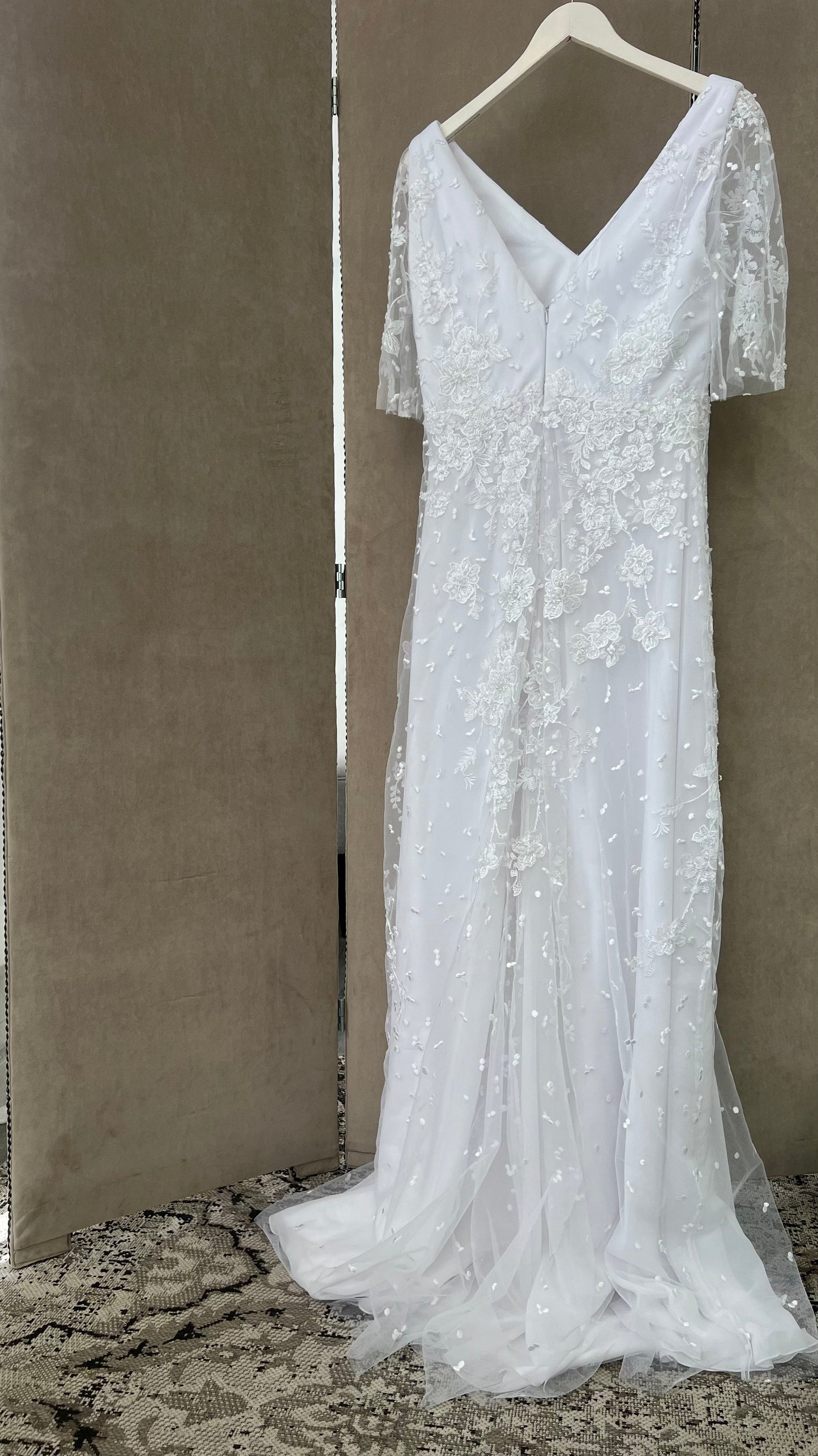 Code 2018: White full lace with short sleeves, Size 14