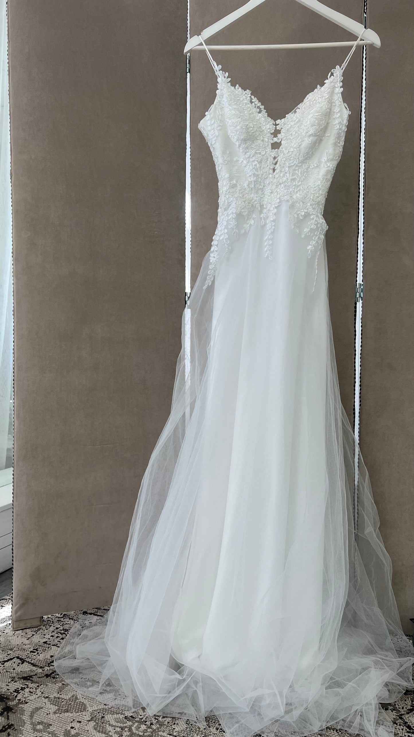 Code 2145: White tulle with handsewn lace, Size 6/8